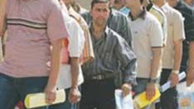 أصحاب الشهادت الجامعية يحتجون أمام مقر ولاية ورڤلة