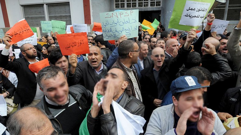 احتجاجات “مفاجئة” للأساتذة والقابلات والمضيفين والأسلاك المهنية وموظفي الإدماج!