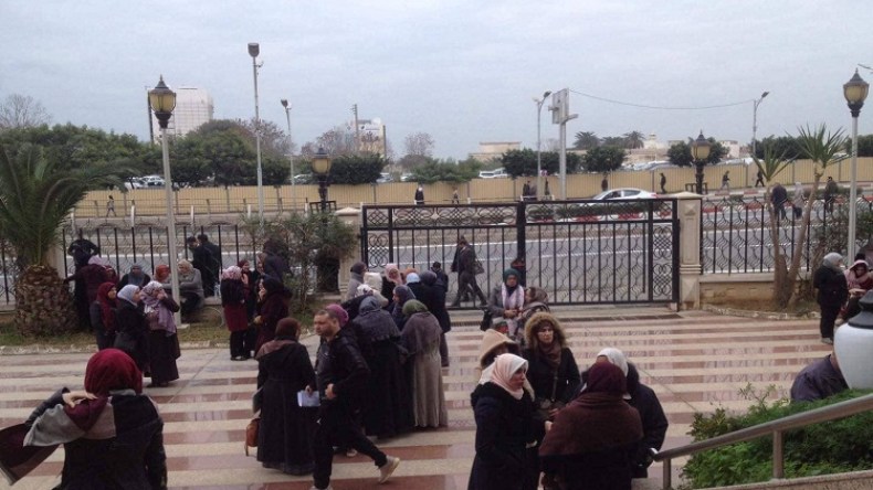 كتاب الضبط بمجلس قضاء العاصمة يحتجون