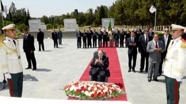 Le président Bouteflika se recueille à la mémoire des chouhada au cimetière d'El Alia