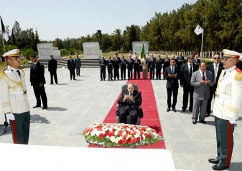 Le président Bouteflika se recueille à la mémoire des chouhada au cimetière d'El Alia