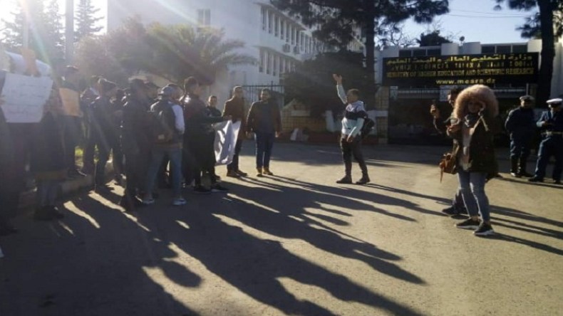 350 طالب من جامعة سطيف يحتجون أمام الوزارة