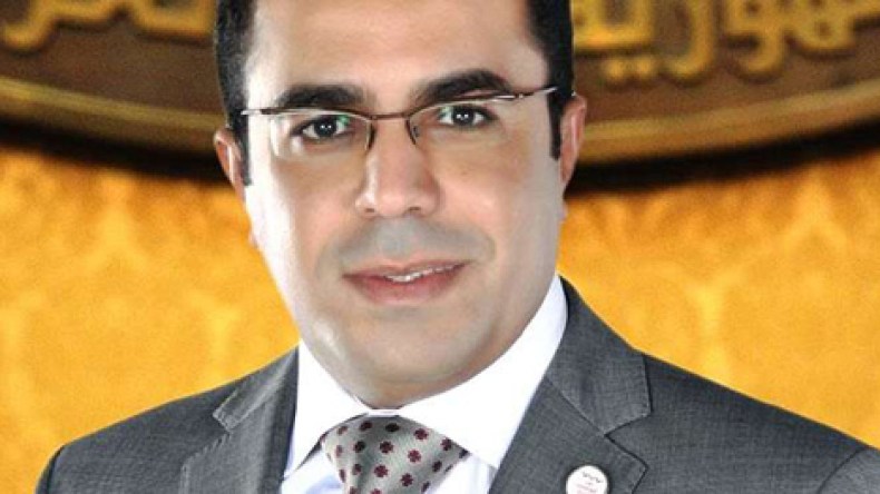 باسل عادل: حكومة قنديل عشوائية وتواجه إعتراضات من موظفي الوزارات