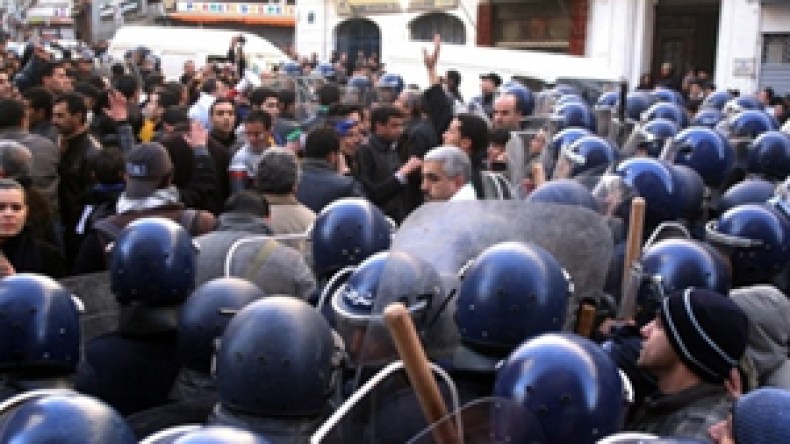 النقابات  والهيئات  المستقلة  بين  مؤيّد  ورافض  لمسيرة  12  فيفري