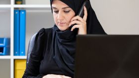 لن أتزوج امرأة تبتسم للمدير وتأكل إلى جانب الرجال!