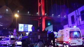 البحث عن “بابا نويل القاتل” بعد الهجوم على ملهى ليلي بإسطمبول