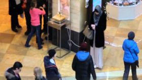 شاهدو رد فعل المارة في روسيا عندما تم التحرش بفتاة محجبة!