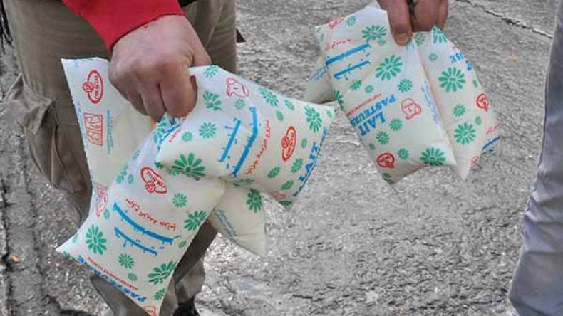 أزمة حليب الأكياس تعود إلى الواجهة في سيدي عيسى بالمسيلة