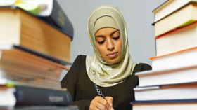 مدارس بريطانية تحثّ الطلبة المسلمين على الإفطار في رمضان!