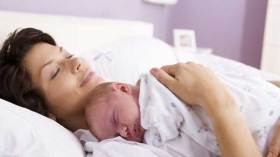 ترضعين طفلك أحياناً وأنتِ نائمة.. احذري؟