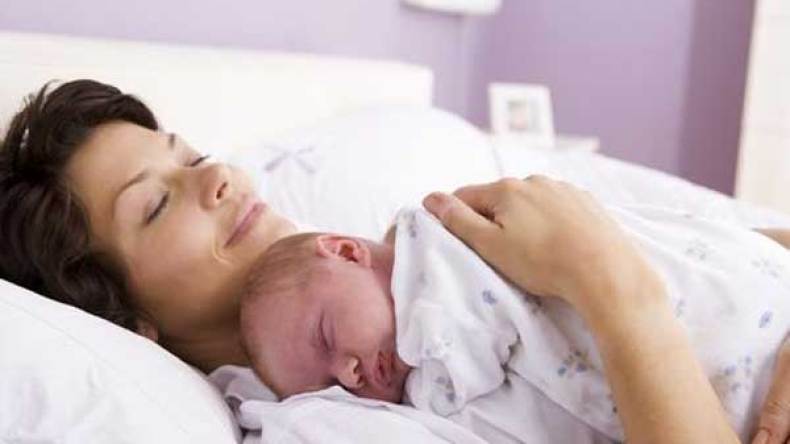 ترضعين طفلك أحياناً وأنتِ نائمة.. احذري؟