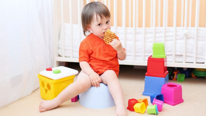 آن الأوان لتعلمي ابنك دخول الحمام