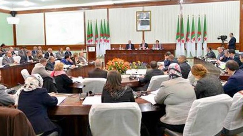 سلال يعرض مشروع تعديل الدستور أمام اللجنة المشتركة للبرلمان