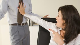 عمل المرأة مقابل “الشرف”.. الجريمة السرية