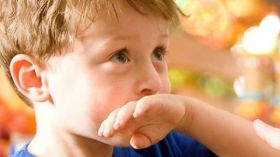 طفلك يقول الكلام البذيء والمخجل.. إليك الحل؟!