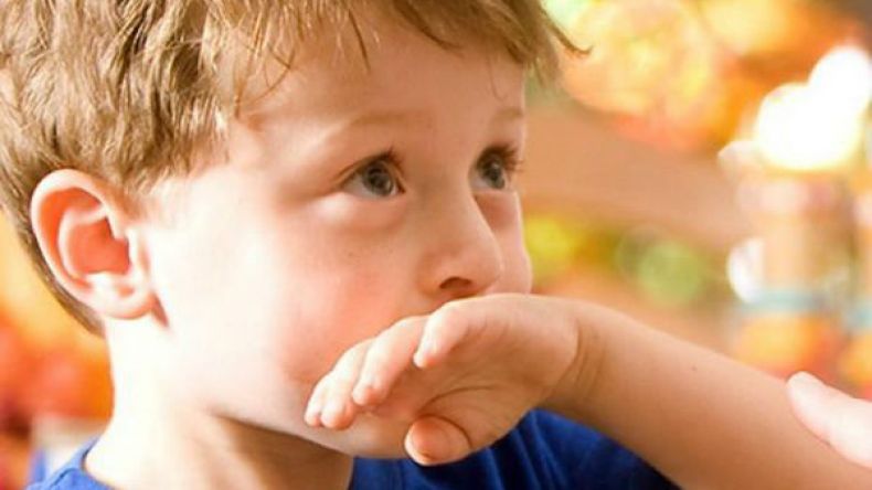 طفلك يقول الكلام البذيء والمخجل.. إليك الحل؟!