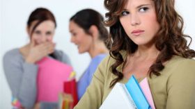 موظفات يشتكين من لسعات “ملكات النحل”!