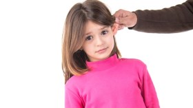 عقاب الطفل بـ”شد أذنه ولسعه بالنار” يسبب له مشاكل نفسية