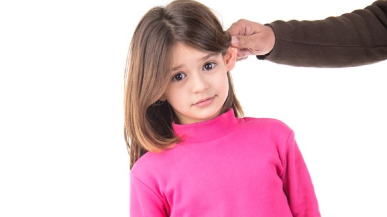 عقاب الطفل بـ”شد أذنه ولسعه بالنار” يسبب له مشاكل نفسية