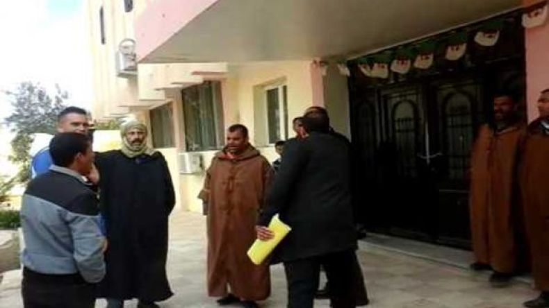 محتجون يحتجزون رئيس بلدية في تيارت “رهينة” داخل مكتبه