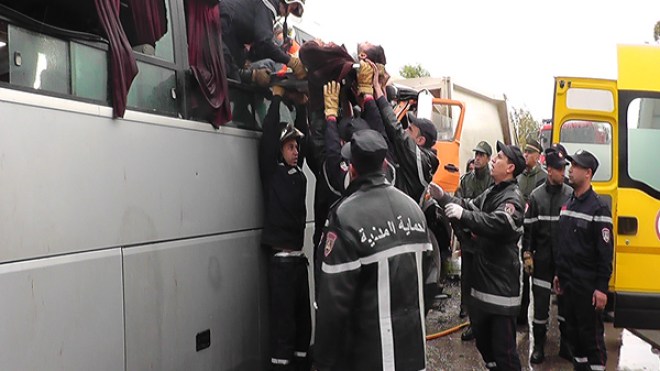 قتيل و21 جريحا في اصطدام حافلة بشاحنة للقمامة في غليزان