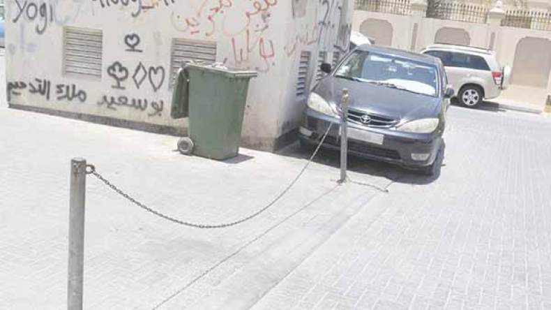 اشتباكات يومية بين السكان بسبب “السلاسل الحديدية” و”الباركينغ”