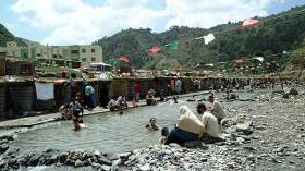 حمام ملوان.. وُجهة تستقطب آلاف المصطافين