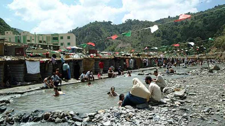 حمام ملوان.. وُجهة تستقطب آلاف المصطافين