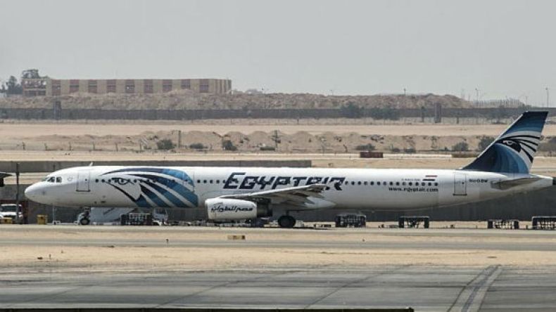 حقيبة مشبوهة بطائرة مصرية متجهة صوب باريس