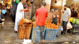 الجزائريون يأكلون أوساخ “الصرف” مع الخبز والأغذية غير مغلفة