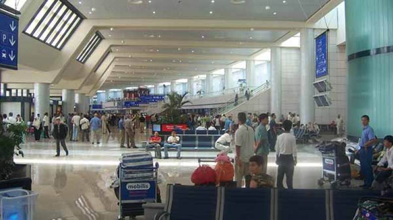 طلبة من إيليزي يستنكرون ضياع حجوزهم بمطار العاصمة