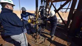 عمال يطالبون بإنصافهم في إضراب عن العمل بعاصمة النفط