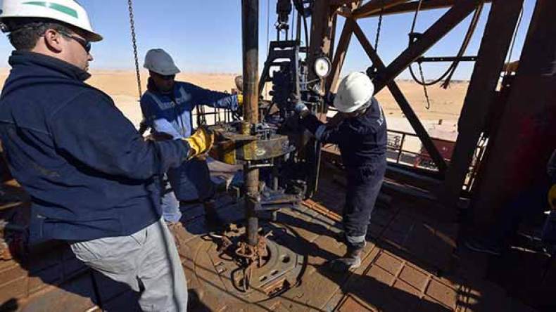 عمال يطالبون بإنصافهم في إضراب عن العمل بعاصمة النفط