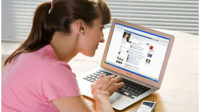 احذري…عيون الحسّاد تترصدك على الفيسبوك!