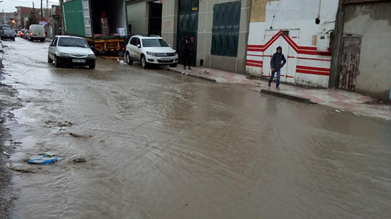 فضيحة المجاري والحفر تدفع سكان بني مراد للانتفاضة