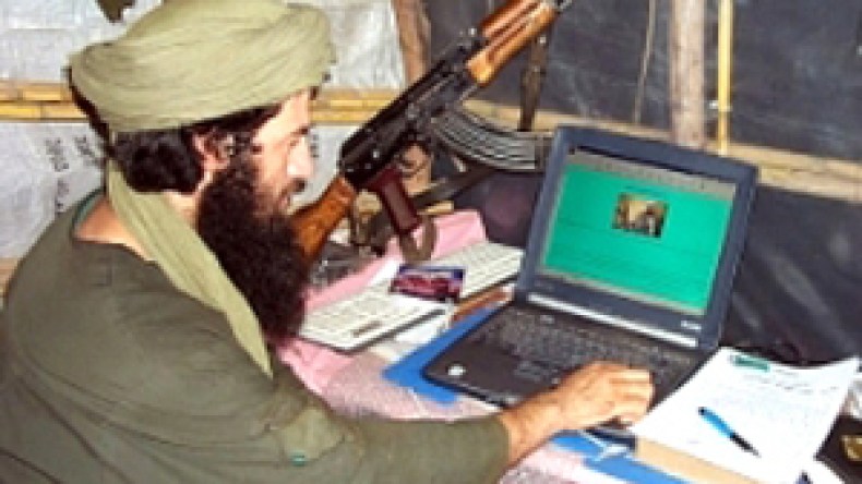 محاولة الضغط على الرأي العام.. وأنصار “القاعدة” يتبرؤون