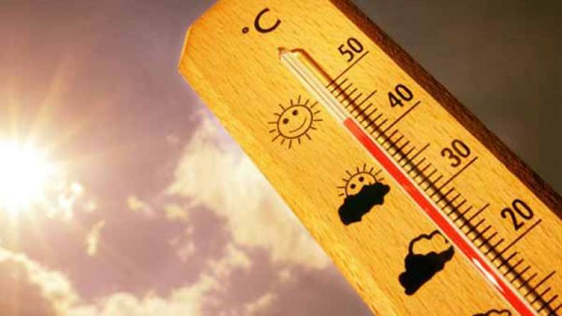 مواطنون يواجهون موجات الحر الاستثنائية بالمطاريات والنوم في الأسطح