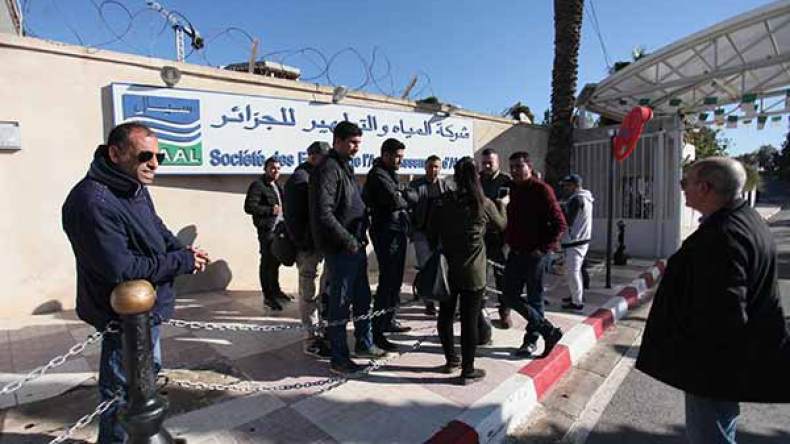 أصحاب المؤسسات المقاولاتية يحتجون أمام شركة “سيال” بالعاصمة