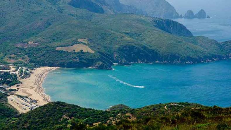 سيدي الصيد.. صخرة عملاقة بشكل أسد وسط البحر