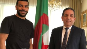 سفير الجزائر بِكرواتيا يستقبل سوداني بِلباس “كلينت استوود”!