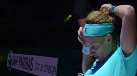 لاعبة تنس روسية تقص شعرها أثناء المباراة لتحقق المفاجأة!