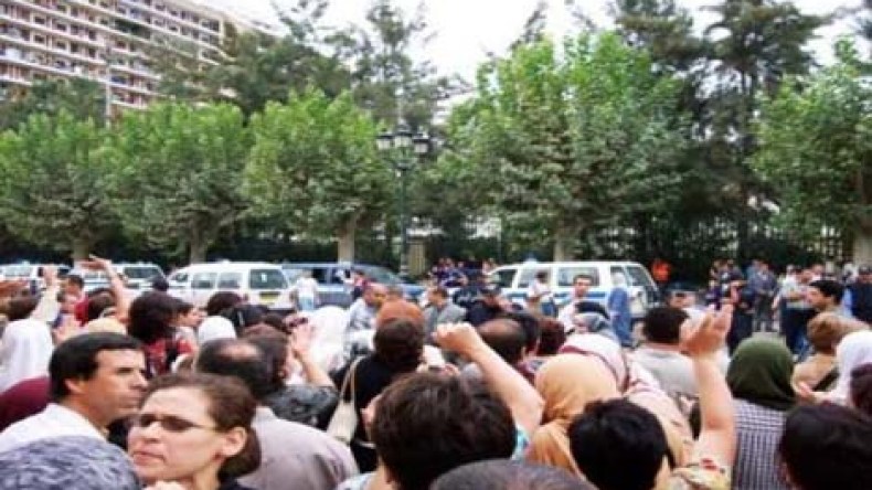 المساعدون التربويون يحملون بابا أحمد مسؤولية أي توتر