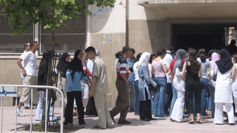 أولياء المترشحين للبكالوريا وأصدقاؤهم يتجمعون من دون كمامات أمام المراكز