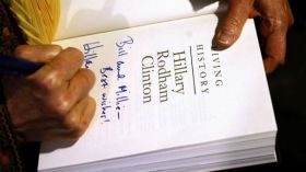 هيلاري كلينتون تطوي خيبتها الرئاسية في كتاب