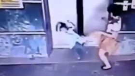 أم تنقذ ابنتها من المصعد بركلة!