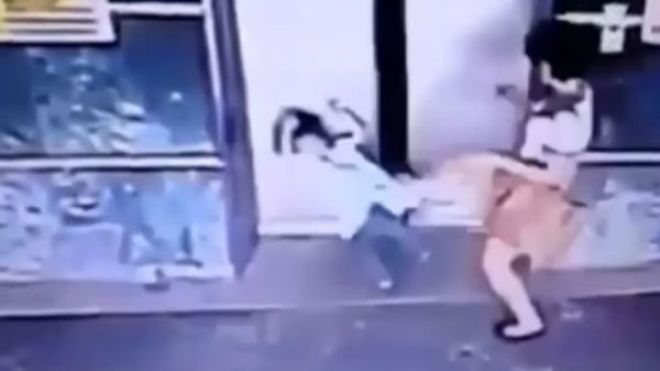 أم تنقذ ابنتها من المصعد بركلة!