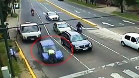 سيدة تجر شرطيا في الشارع لمئات الأمتار!