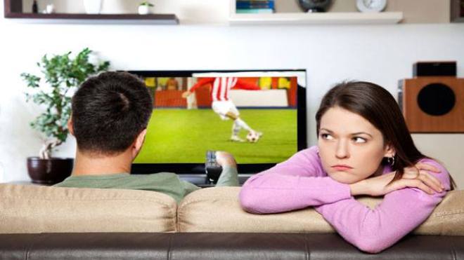 زوجات يهددن أزواجهن.. إما أنا أو هي؟!