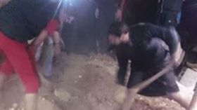 فتح قبر امرأة بعد سماع صوت داخله للتأكد من موتها!