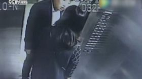 صيني يشن هجوما عنيفا على سيدة في مصعد!